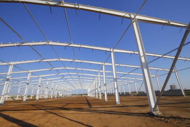 İnşaat alanında, çelik yapı yapım aşamasında.