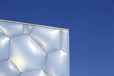 Su küpü yüzme havuzu yerel binalar