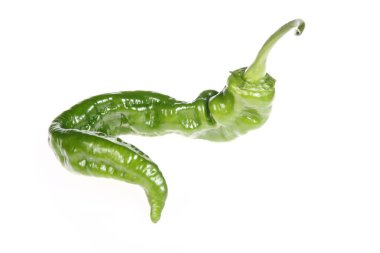 Beyaz arkaplanda taze yeşil biber