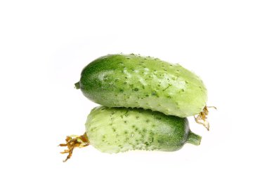 Beyaz bir sırt grubunda taze salatalık izolasyonu