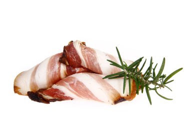 İtalyan jambonu mu İspanyol jamonu mu? Beyaz arka planda izole edilmiş kurutulmuş et.