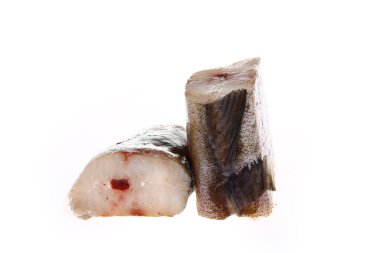 Morina balığı beyaz bir arkaplanda izole edilmiş, taze.