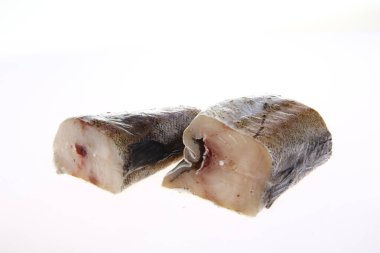 Morina balığı beyaz bir arkaplanda izole edilmiş, taze.