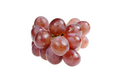 Beyaz arkaplanda üzümler, yakın mesafeden çekilmiş..