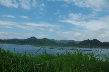 Manzaranın güzelliği, yeşil dağ ve deniz.