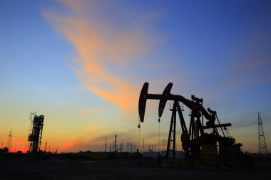 Petrol sahası, akşamları, petrol pompaları çalışıyor.,