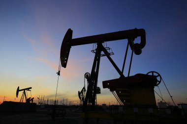 Petrol sahası, akşamları, petrol pompaları çalışıyor.,