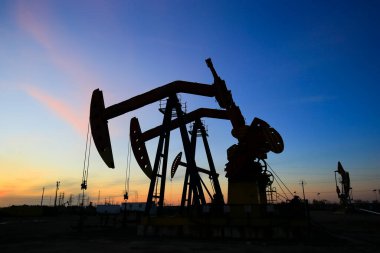 Petrol sahası, akşamları, petrol pompaları çalışıyor.,