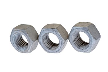 Cıvata ve somun, beyaz arka planda izole edilmiş.