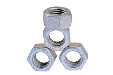 Cıvata ve somun, beyaz arka planda izole edilmiş.