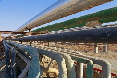 Boru ve valf petrol alanları, petrol endüstrisi ekipmanları.