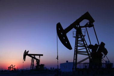 Boru ve valf petrol alanları, petrol endüstrisi ekipmanları.