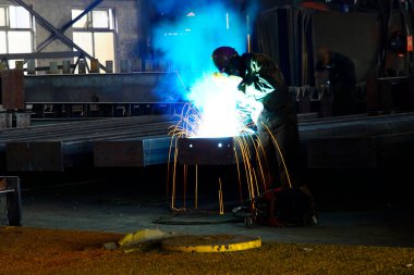 Ağır sanayide kaynakçıların kaynak yaptığı an işe yarıyor.