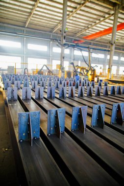 Ağır sanayi fabrikasında çelik yapı işleme