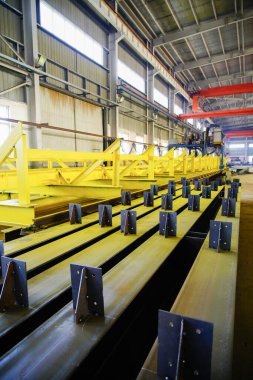 Ağır sanayi fabrikasında çelik yapı işleme