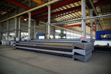 Ağır sanayi fabrikasında çelik yapı işleme