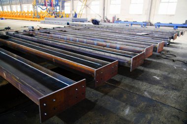 Ağır sanayi fabrikasında çelik yapı işleme