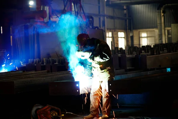 Ağır sanayide kaynakçıların kaynak yaptığı an işe yarıyor.