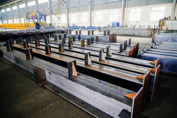 Ağır sanayi fabrikasında çelik yapı işleme