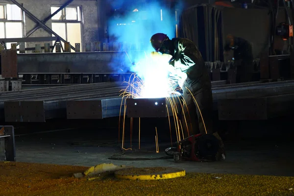 Ağır sanayide kaynakçıların kaynak yaptığı an işe yarıyor.