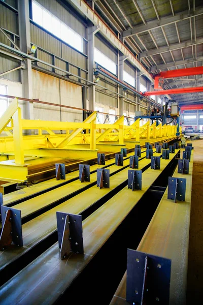 Ağır sanayi fabrikasında çelik yapı işleme