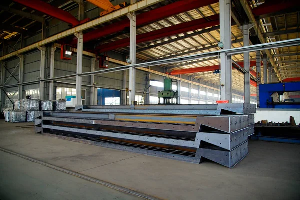 Ağır sanayi fabrikasında çelik yapı işleme
