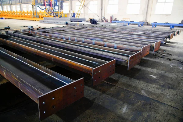 Ağır sanayi fabrikasında çelik yapı işleme