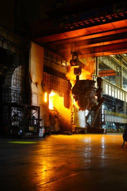Demir ve çelik fabrikasında yüksek sıcaklık dövmesi, ağır sanayi atölyesinde eritme operasyonu,