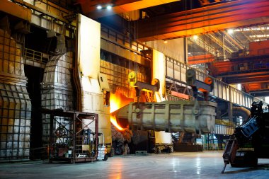 Demir ve çelik fabrikasında yüksek sıcaklık dövmesi, ağır sanayi atölyesinde eritme operasyonu,