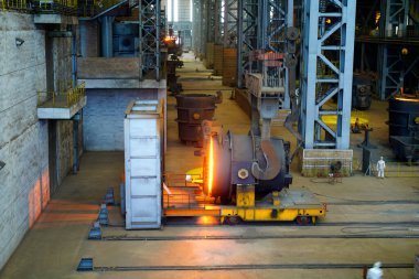 Demir ve çelik fabrikasında yüksek sıcaklık dövmesi, ağır sanayi atölyesinde eritme operasyonu,
