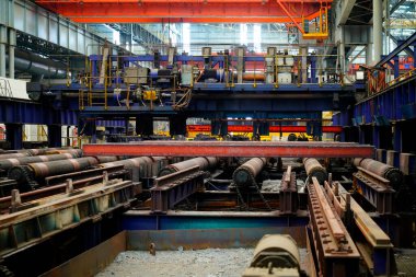 Demir ve çelik fabrikasında yüksek sıcaklık dövmesi, ağır sanayi atölyesinde eritme operasyonu,