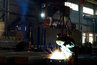 Ağır sanayide kaynakçıların kaynak yaptığı an işe yarıyor.