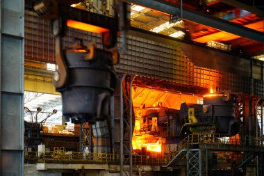 Demir ve çelik fabrikasında yüksek sıcaklık dövmesi, ağır sanayi atölyesinde eritme operasyonu,