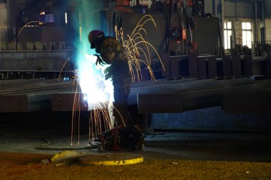 Ağır sanayide kaynakçıların kaynak yaptığı an işe yarıyor.