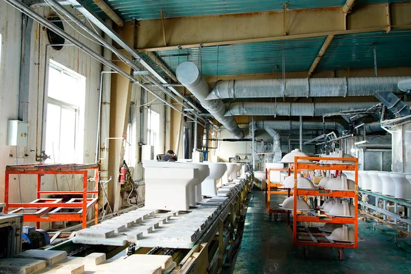 Seramik banyo üretim atölyesi montaj hattı