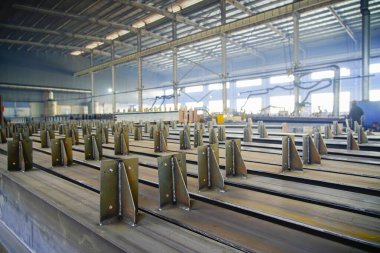 Ağır sanayi fabrikasında çelik yapı işleme