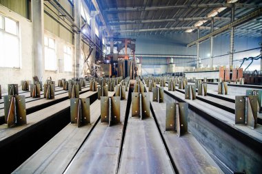 Ağır sanayi fabrikasında çelik yapı işleme