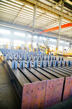 Ağır sanayi fabrikasında çelik yapı işleme