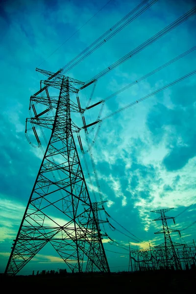 Pylon, yüksek voltajlı kule gökyüzü arka planı.