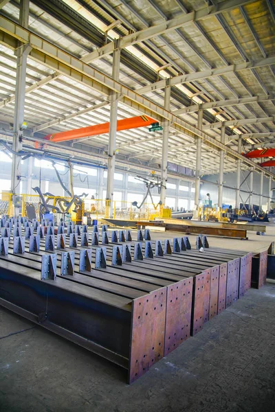 Ağır sanayi fabrikasında çelik yapı işleme