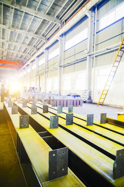 Ağır sanayi fabrikasında çelik yapı işleme