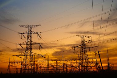 Pylon, yüksek voltajlı kule gökyüzü arka planı.