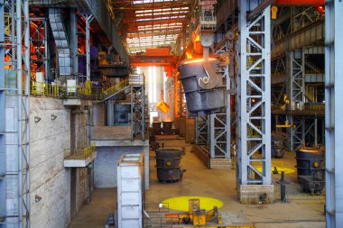 Demir ve çelik fabrikasında yüksek sıcaklık dövmesi, ağır sanayi atölyesinde eritme operasyonu,