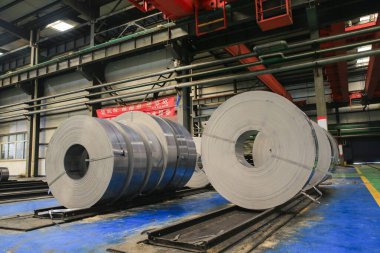 Atölyede çelik, soğuk rulo bobin, ağır metal