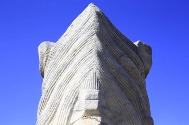 Taşın üzerindeki eski bir süs. Yakın plan dikişsiz doku. Taş dokusu. Taştaki desen. Kabartmalı desen.