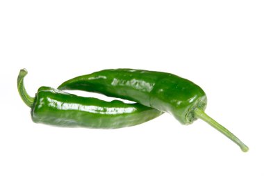 Beyaz arkaplanda taze yeşil biber