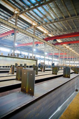 Ağır sanayi fabrikasında çelik yapı işleme