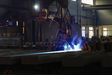 Ağır sanayide kaynakçıların kaynak yaptığı an işe yarıyor.