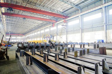 Ağır sanayi fabrikasında çelik yapı işleme, fabrika inşaatında metal bileşenlerin üretim hattı.