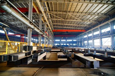 Ağır sanayi fabrikasında çelik yapı işleme